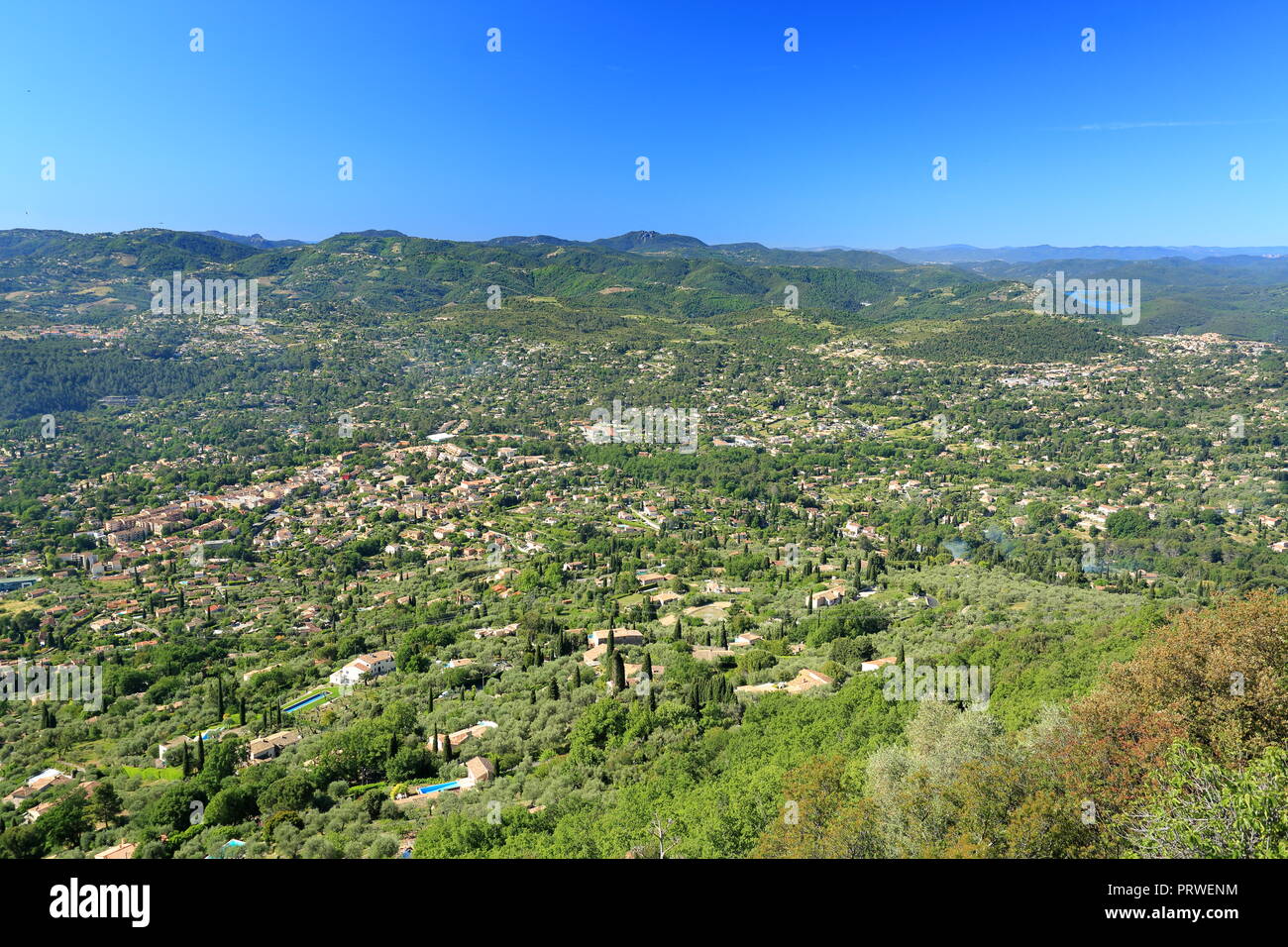 Vista dall'alto sopra Peymeinade et le lac de Saint Cassien, 06, Alpes-Maritimes, Cote d'azur, PACA, Foto Stock