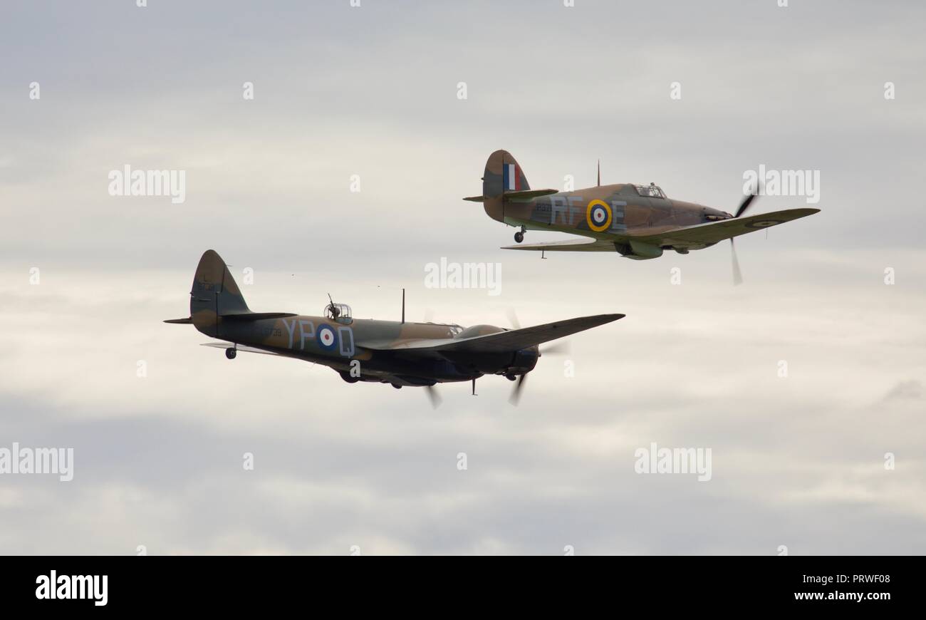 Bristol Blenheim Mk.I (G-BPIV) battenti con Hawker Hurricane XII "Z5140" (G-HURI) nella Battaglia di Bretagna Duxford su airshow il 23 settembre 2018 Foto Stock