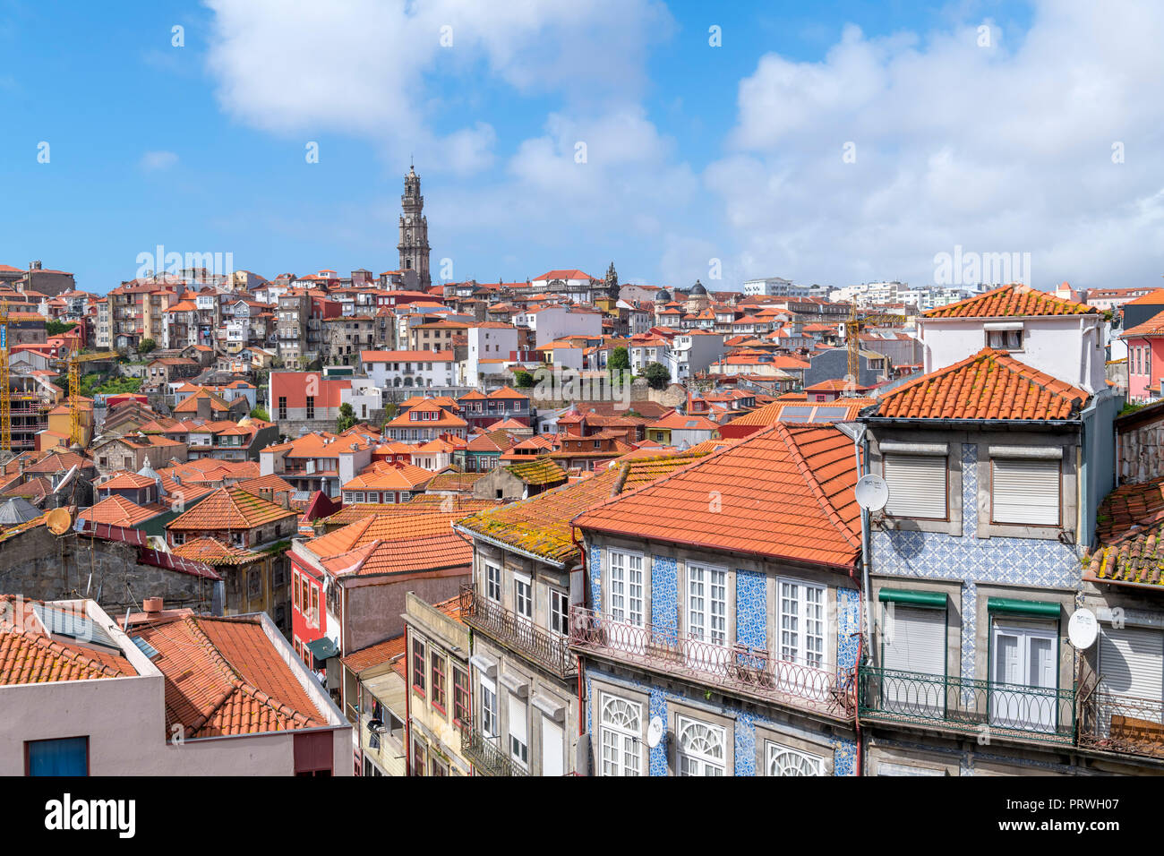 Vista sui tetti della città dalla cattedrale, guardando verso la Torre Clerigos, Porto, Portogallo Foto Stock