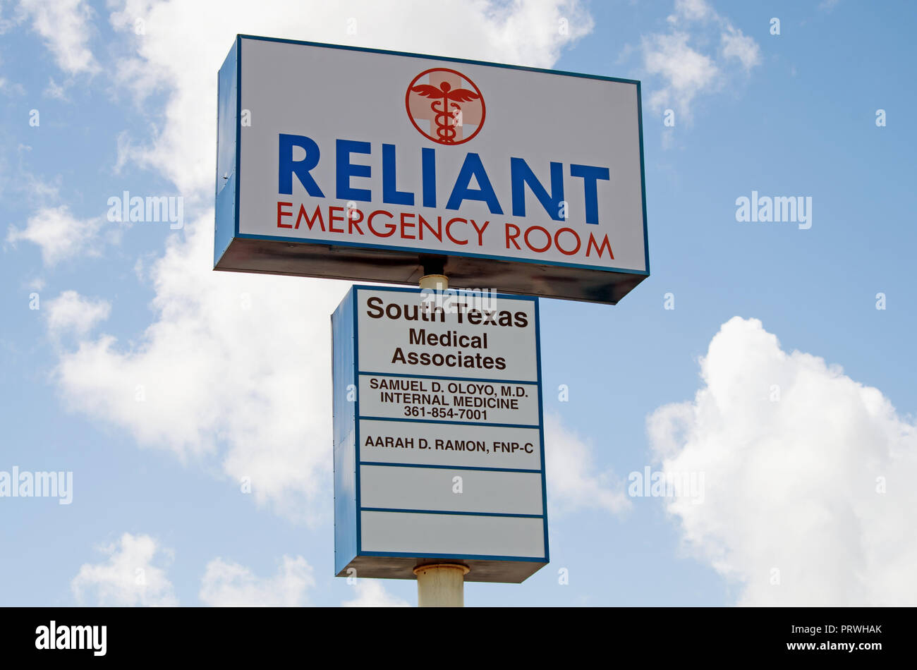 Il Reliant sala di emergenza segno contro un cielo blu e nuvole bianche. Il Corpus Christi, Texas USA. Foto Stock
