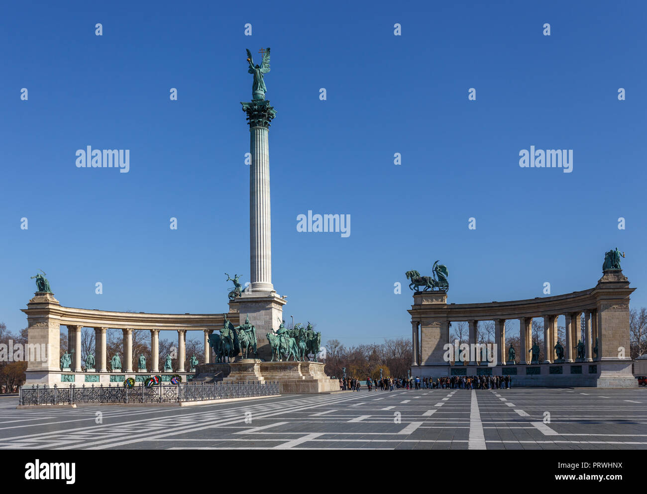 Parco di Budapest con un monumento di eroi Foto Stock