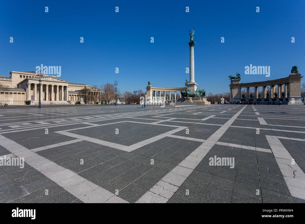 Parco di Budapest con un monumento di eroi Foto Stock