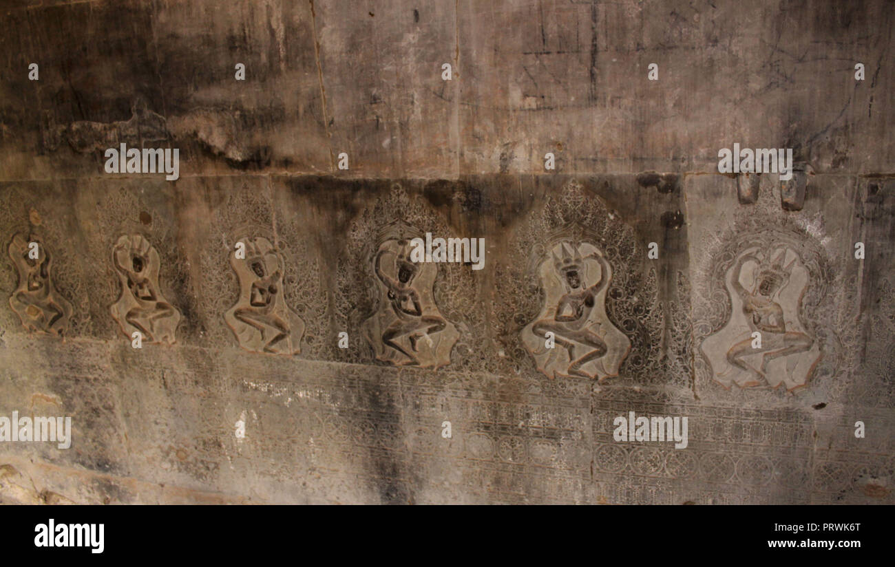 Il Buddha voglie sulla parete di Angkor Wat tempio di Angkor Area, vicino a Siem Reap, Cambogia, in Asia. Monastero Buddista del XII secolo. Foto Stock