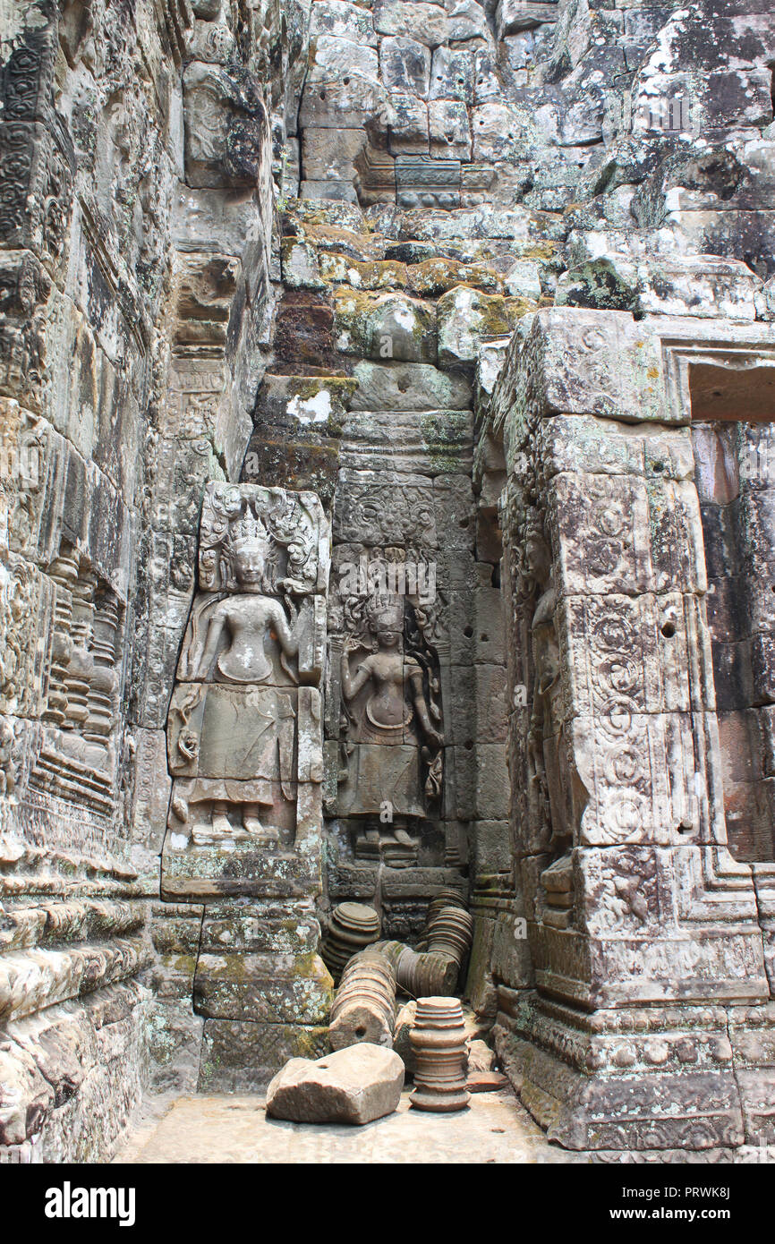 Mura dell'antica Angkor Thom tempio Bayon in Area di Angkor, vicino a Siem Reap, Cambogia, in Asia. Monastero Buddista del XII secolo. Foto Stock
