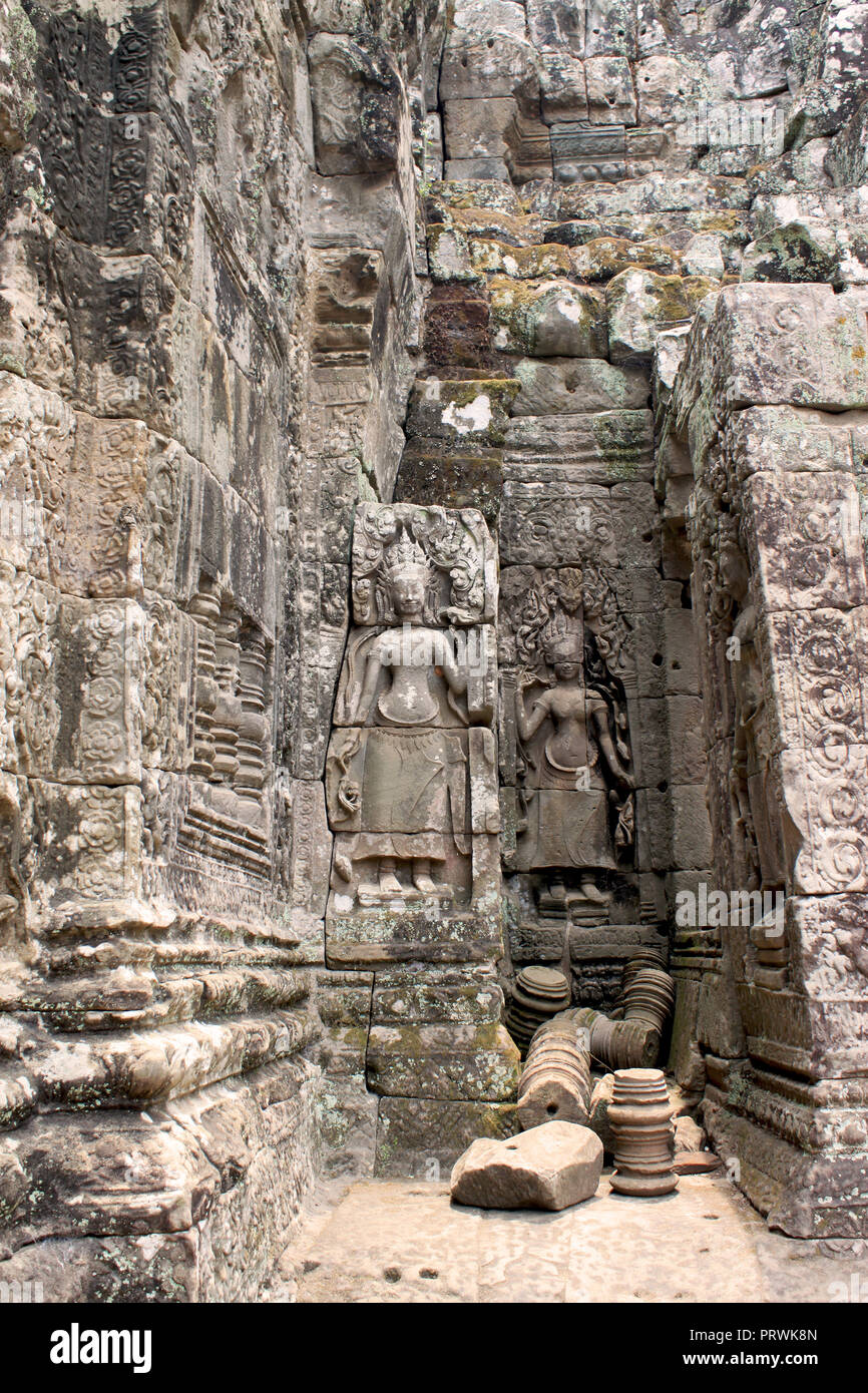 Mura dell'antica Angkor Thom tempio Bayon in Area di Angkor, vicino a Siem Reap, Cambogia, in Asia. Monastero Buddista del XII secolo. Foto Stock