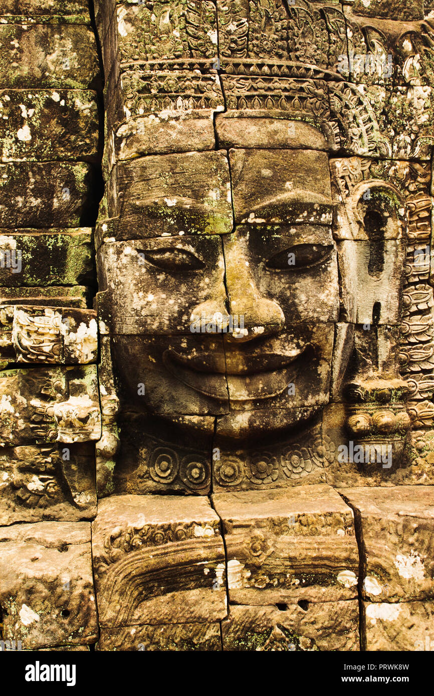 Faccia di pietra di Buddha sulla torre dell'antica Angkor Thom tempio Bayon in Area di Angkor, vicino a Siem Reap, Cambogia, in Asia. Foto Stock