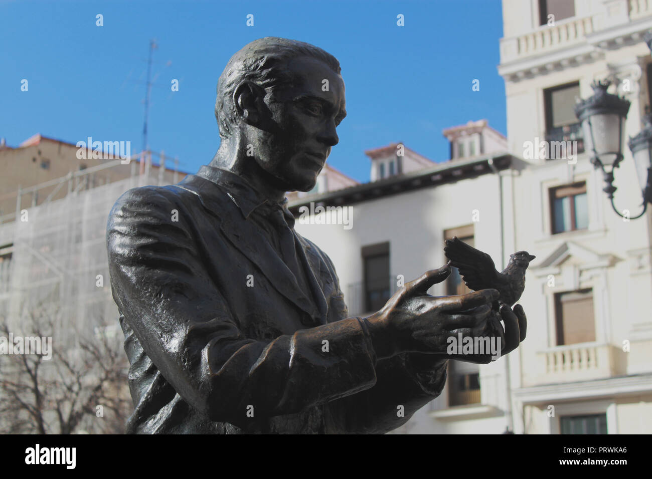 La statua del famoso poeta Federico García Lorca con un piccione su Saint Anne piazza (Plaza de Santa Ana) nel centro storico di Madrid, Spagna, Europa. Foto Stock