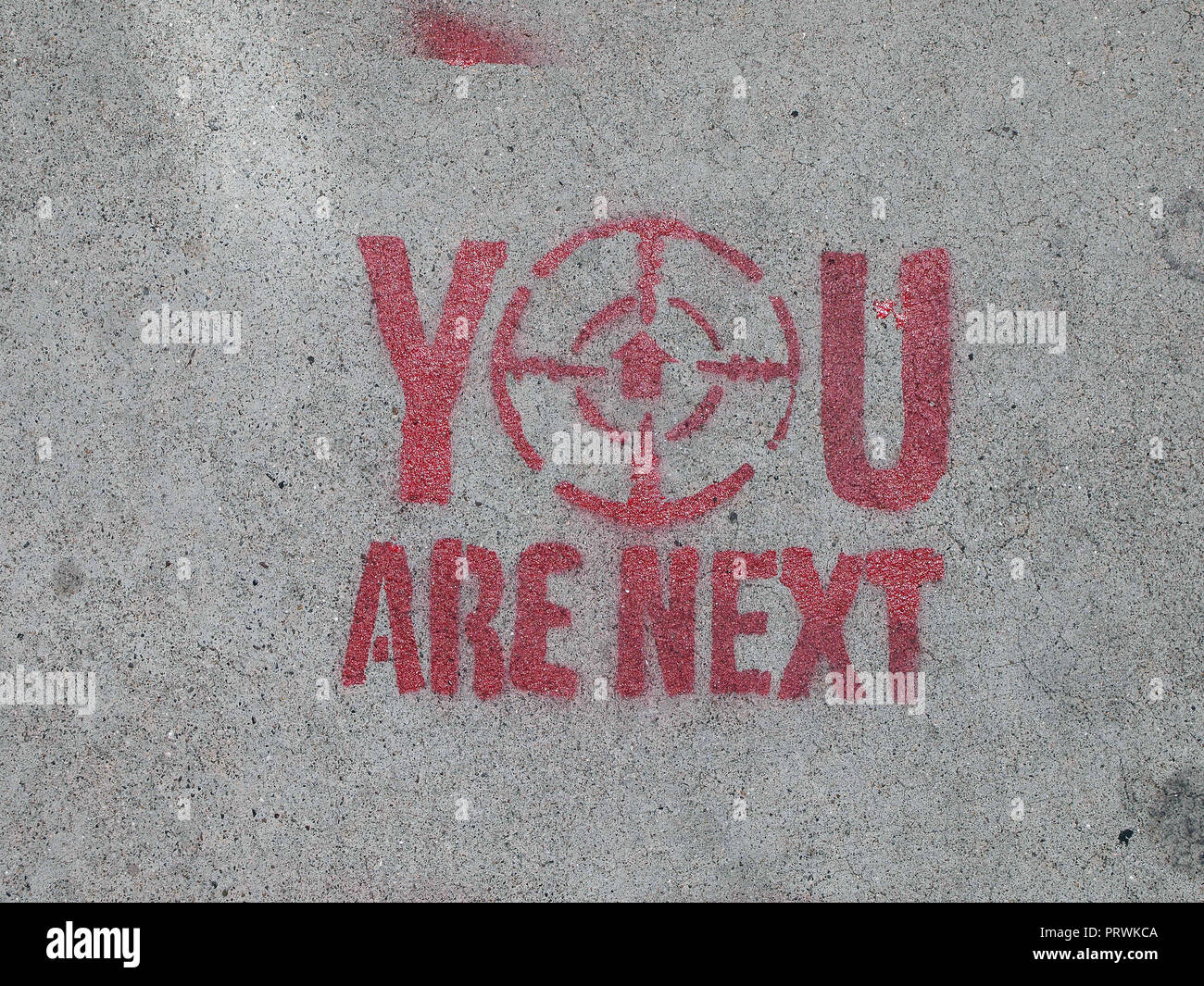 Siete prossimi, graffiti stampata su una San Francisco, marciapiede Foto Stock