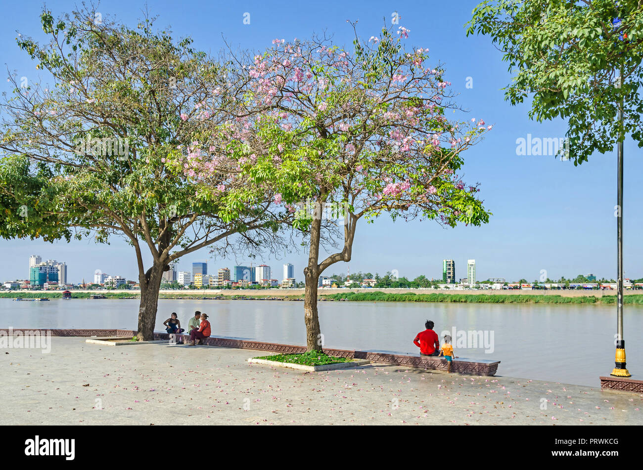 Phnom Penh Cambogia - Aprile 9, 2018: Preah Sisowath Quay, a riverside passeggiata pubblica sulla banca del fiume Tonle Sap con la sua grande, aperta lunga Foto Stock