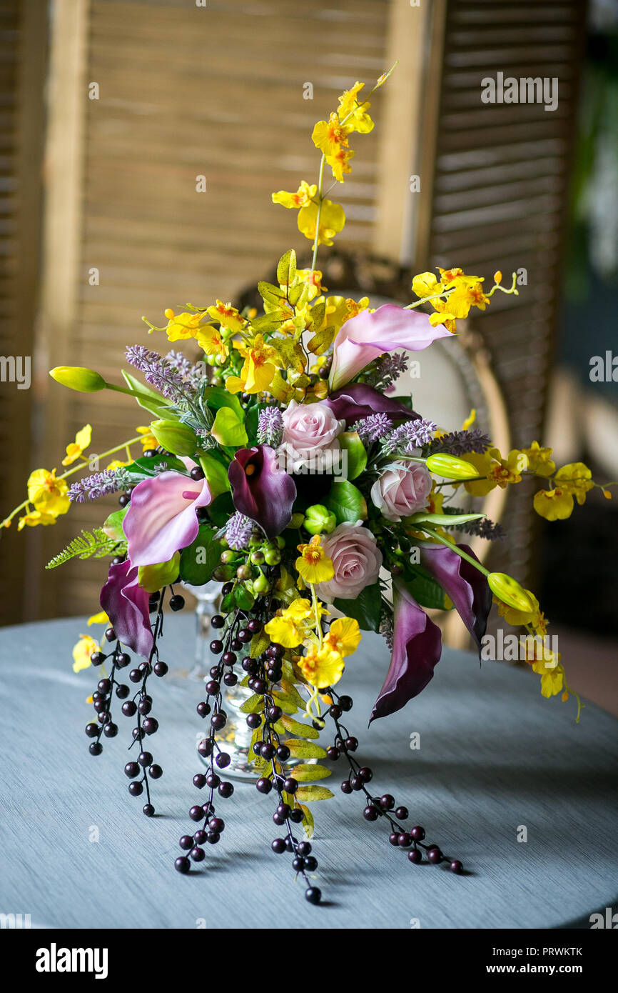 Ancora in vita con bouquet di fiori d'estate nel cestello Foto Stock