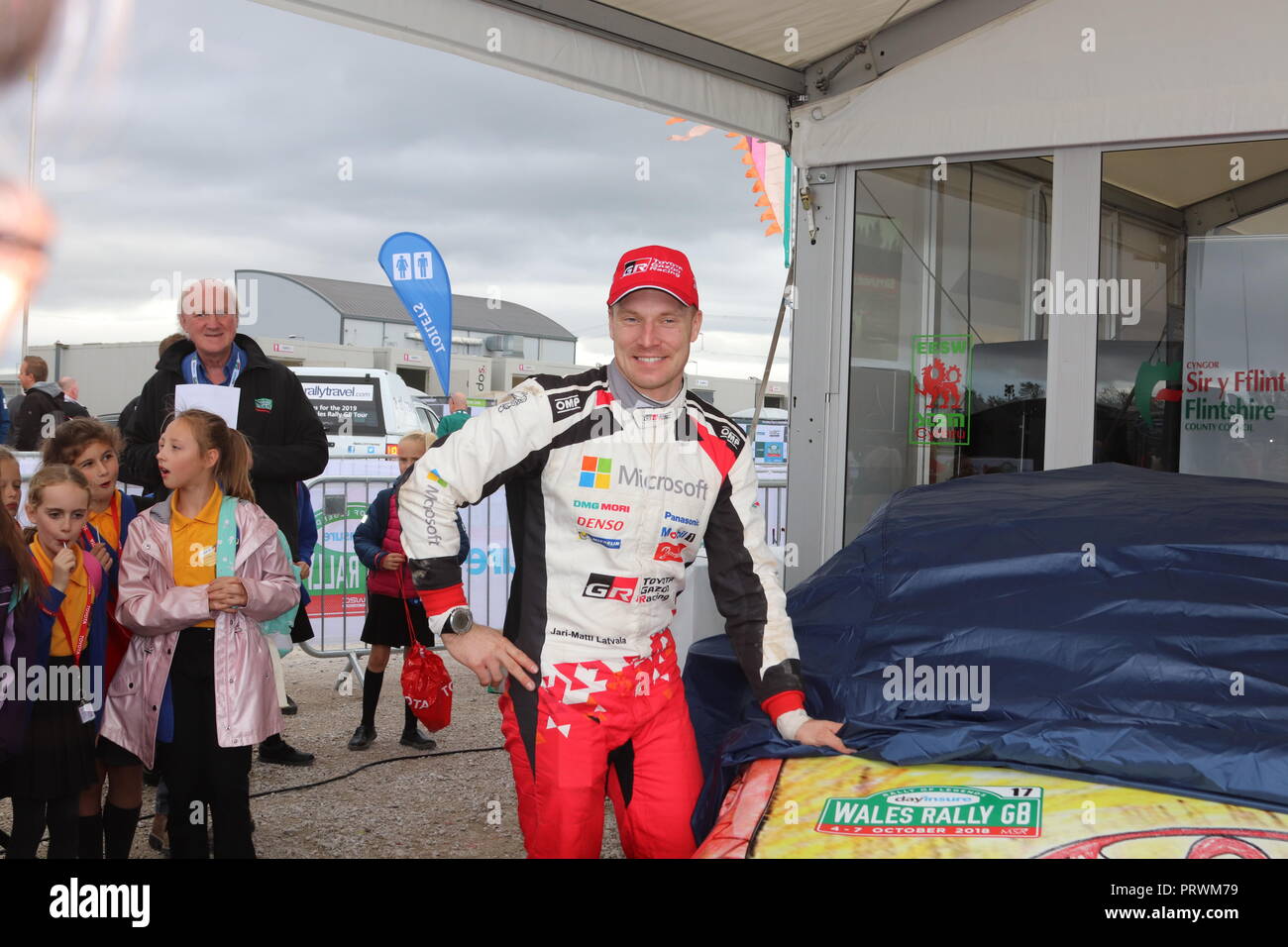 Deeside Rally Village, Wales UK giovedì 04 ottobre 2018, Dafydd Elis-Thomas svela una vettura da rally Deeside Rally Village, il Galles Credito: Mike Clarke/Alamy Live News Foto Stock