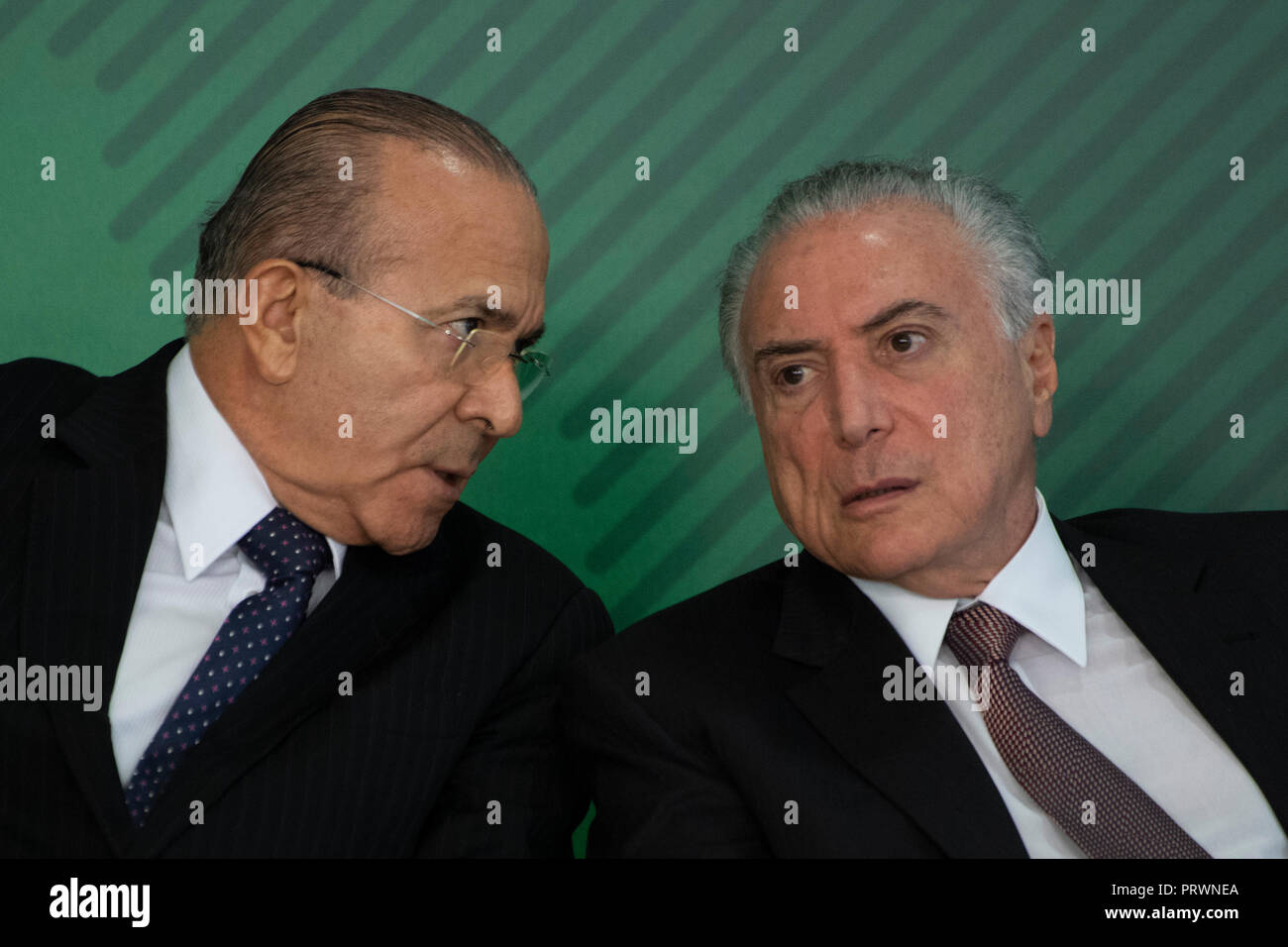 Brasilia, Brasile. 4 Ott 2018. DF - Brasilia - 04/10/2018 - Annuncio di investimento cerimonia per la nuova scuola media - Michel Temer, presidente della repubblica, accompagnato da Eliseu Padilha, ministro della Casa Civil, giovedì 4 ottobre, durante la cerimonia di annuncio di investimenti per la nuova scuola media e la valutazione di impatto del medio globale del programma scolastico tenutosi presso il Palazzo di Planalto. Foto: Mateus Bonomi / AGIF Credito: AGIF/Alamy Live News Foto Stock