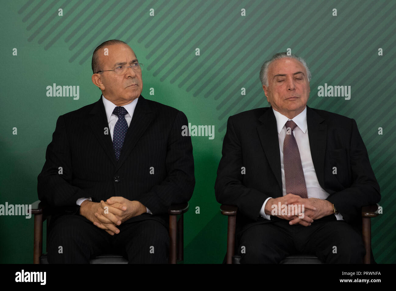 Brasilia, Brasile. 4 Ott 2018. DF - Brasilia - 04/10/2018 - Annuncio di investimento cerimonia per la nuova scuola media - Michel Temer, presidente della repubblica, accompagnato da Eliseu Padilha, ministro della Casa Civil, giovedì 4 ottobre, durante la cerimonia di annuncio di investimenti per la nuova scuola media e la valutazione di impatto del medio globale del programma scolastico tenutosi presso il Palazzo di Planalto. Foto: Mateus Bonomi / AGIF Credito: AGIF/Alamy Live News Foto Stock