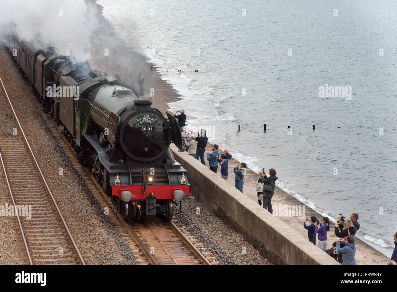 Dawlish, Devon. 4 Ott 2018. Regno Unito: Meteo Flying Scotsman su una serata eseguire da Taunton a Plymouth. Visto qui passando lungo la parete del mare a Dawlish. The Scotsman è doppia ha collaborato con Nero 5; il locomotore utilizzato nel film di Harry Potter; per far fronte alle forti pendenze del Devon Mainline. Credito: Paul Martin/Alamy Live News Foto Stock