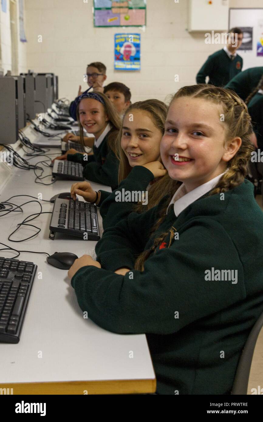 Cork, Irlanda. 4 Ott 2018. St Aidans aprire la notte, la città di Cork. Nella foto qui (LtoR) è Ava Lee, Amy Cullinane, Tara Griffin, Christopher Leahy e Luca Roache nella sala computer. A 7pm questa sera St Aidans Community College, Dublin Hill ha aperto le sue porte al potenziale danno agli studenti e alle loro famiglie un assaggio della vita nell Aidans st. Genitori e studenti in entrata abbia avuto la possibilità di vedere i vari reparti di tutta la scuola che hanno aperto le loro porte per mostrare ciò che aveva da offrire il studenti in entrata. Credito: Damian Coleman/ Alamy Live News. Foto Stock