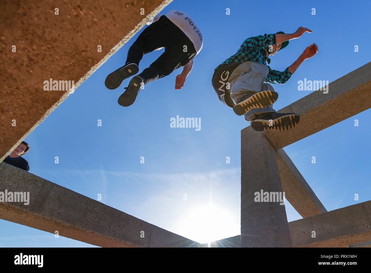 Un traceur eseguire in un nuovo parkour Park (parco giochi) in Pilsen, Repubblica Ceca, il 4 ottobre 2018. Il 600-piazza-metri di parco è uno dei più grandi in Europa. (CTK foto/Miroslav Chaloupka) Foto Stock