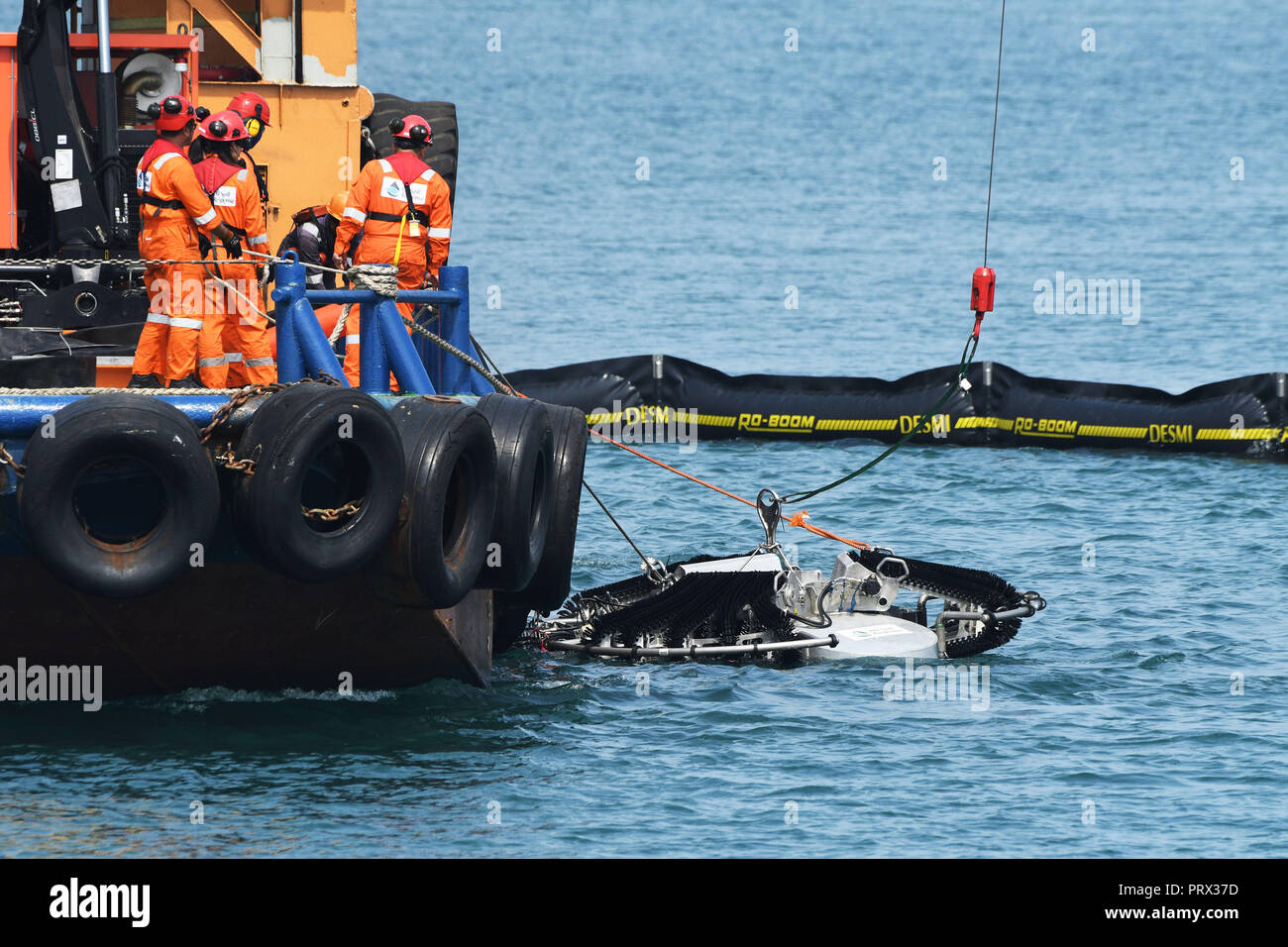 Singapore. 5 Ottobre, 2018. I partecipanti frequentano il giunto fuoriuscite di olio esercizio tenutasi a Singapore di acque meridionali il 5 ottobre, 2018. Il settore marittimo e Autorità Portuale di Singapore (MPA) led multi-agenzia comune di fuoriuscite di olio esercizio qui il venerdì. Credito: Quindi Chih Wey/Xinhua/Alamy Live News Foto Stock