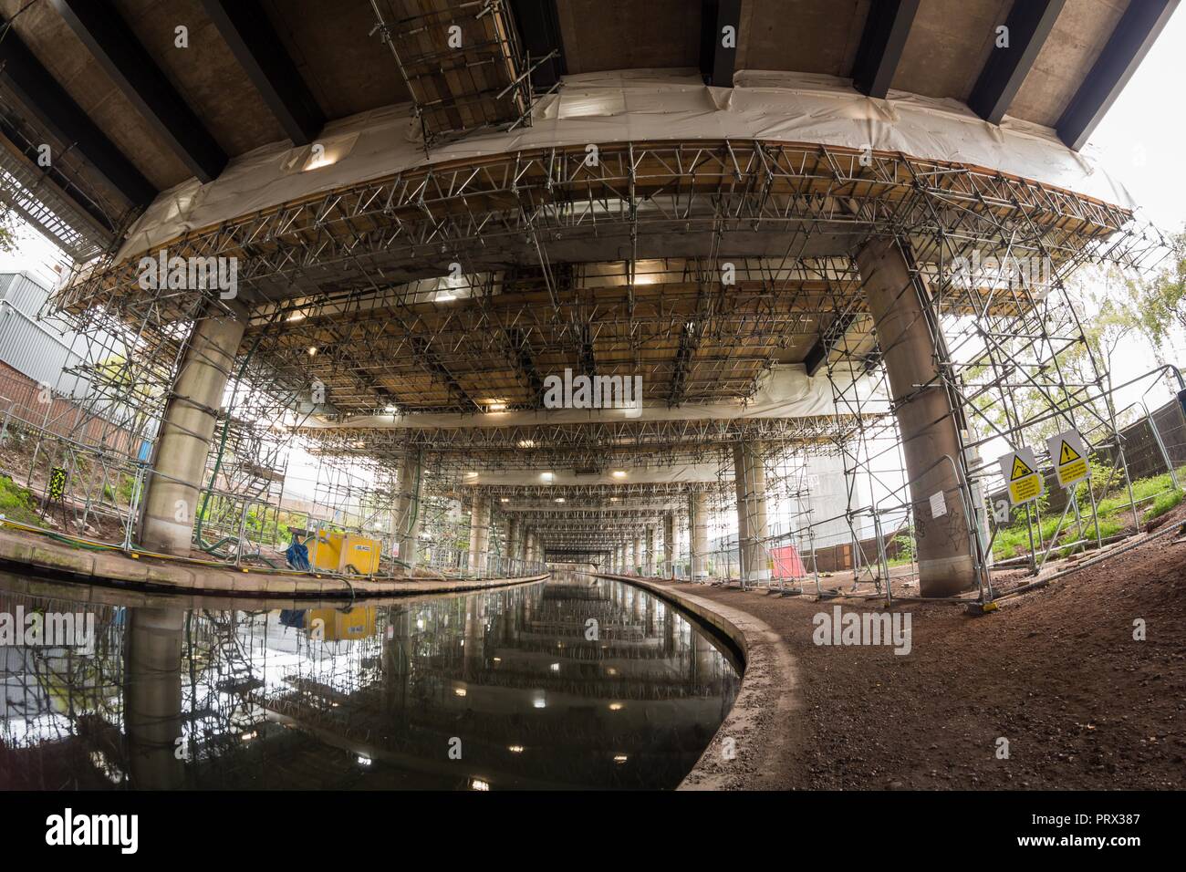 Oldbury, West Midlands, Regno Unito. 5 Ottobre, 2018. Ponteggio sotto il viadotto di Oldbury sezione dell'autostrada M5. Le autostrade in Inghilterra hanno detto che le riparazioni essenziali tra i raccordi 1 e 2 sarà ora non finire fino alla primavera del 2019 a causa dell'eccezionale tempo caldo di quest'estate. La notizia non è accolto da automobilisti che hanno dovuto sopportare lunghi ritardi a causa di lane chiusure e limitazioni della velocità di 30mph su quel tratto. Il Viadotto di Oldbury M5 porta 120.000 veicoli al giorno. Peter Lopeman/Alamy Live News Foto Stock
