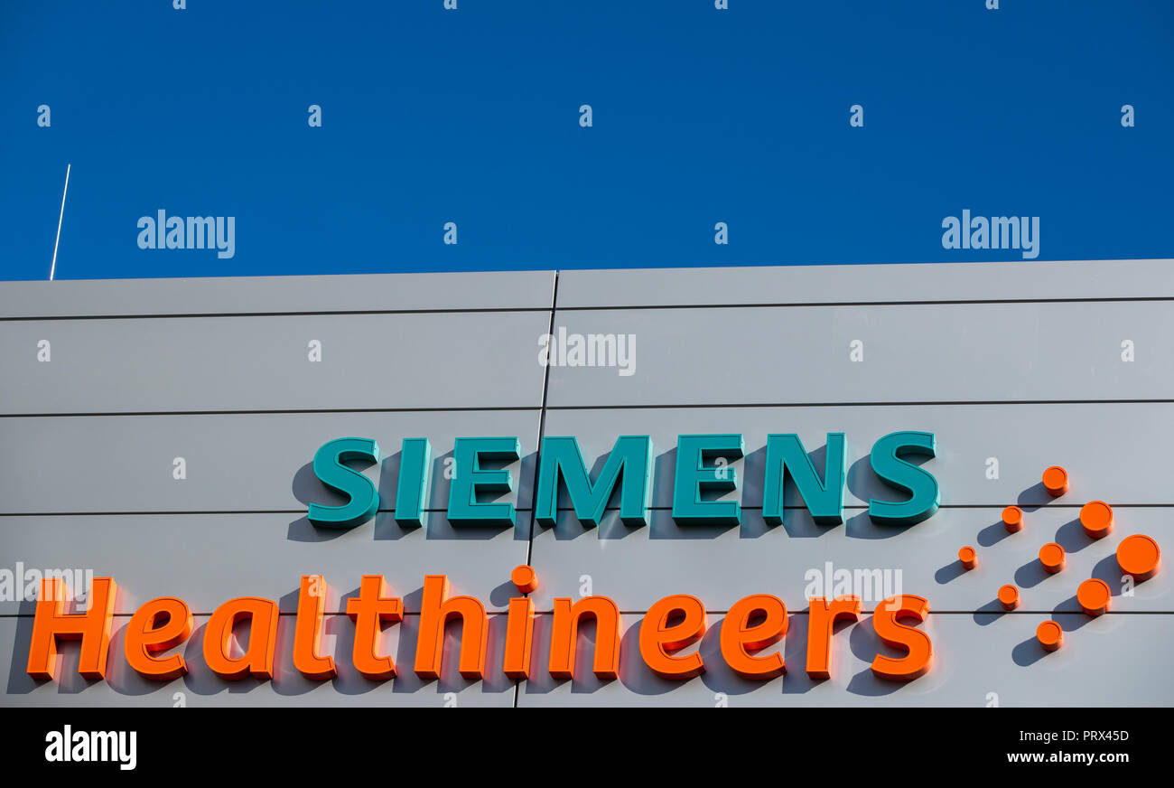 05 ottobre 2018, il Land della Baviera, Erlangen: vista esterna del logo presso la nuova sede del medical technology company Healthineers Siemens. Il nuovo quartier generale per circa 1000 dipendenti presso la vecchia posizione è stato ufficialmente inaugurato con una cerimonia. Foto: Daniel Karmann/dpa Foto Stock