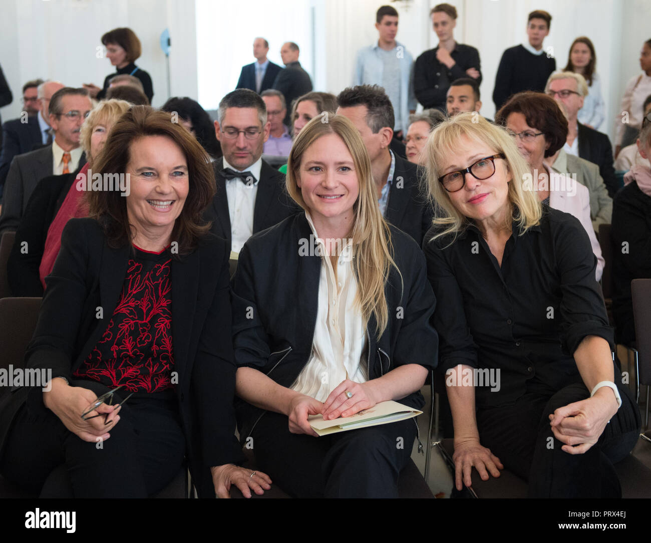 Lr: Caroline Link (Monaco di Baviera/Baviera, regista), Julia JENTSCH (Zurigo/Svizzera, attrice) e Annette HUMPE (Berlino, musicista e produttore) onorare e aggiudicazione dell'Ordine al Merito della Repubblica federale di Germania di cittadini da parte del Presidente federale in il castello di Bellevue di Berlin, Germania sul 02.10.2018. | Utilizzo di tutto il mondo Foto Stock