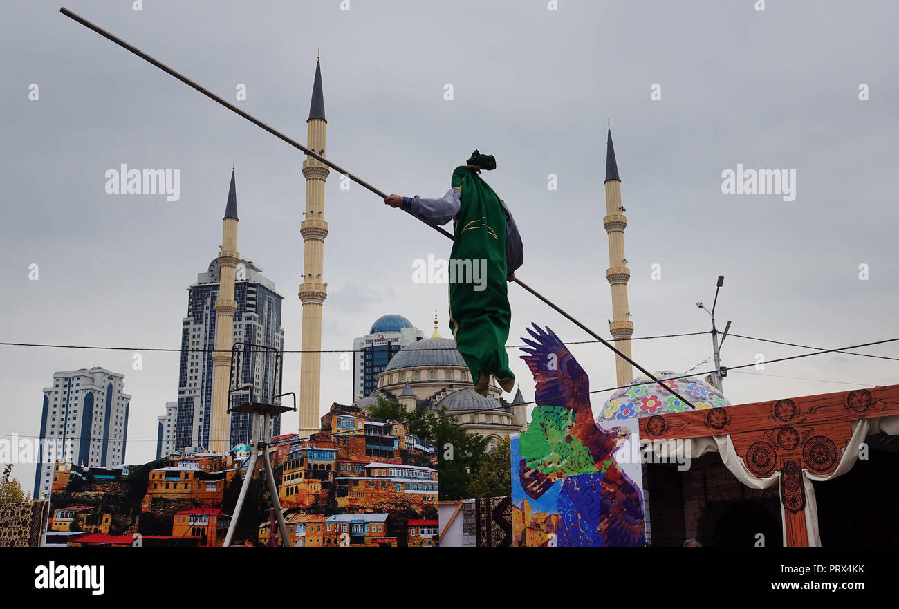 Grozny, Russia. 04 ott 2018. Un tradizionale fune caucasica ballerina saldi su una fune durante la celebrazione dell anniversario della città. Cecenia celebra il bicentenario della capitale Grozny. Credito: Friedemann Kohler/dpa/Alamy Live News Foto Stock