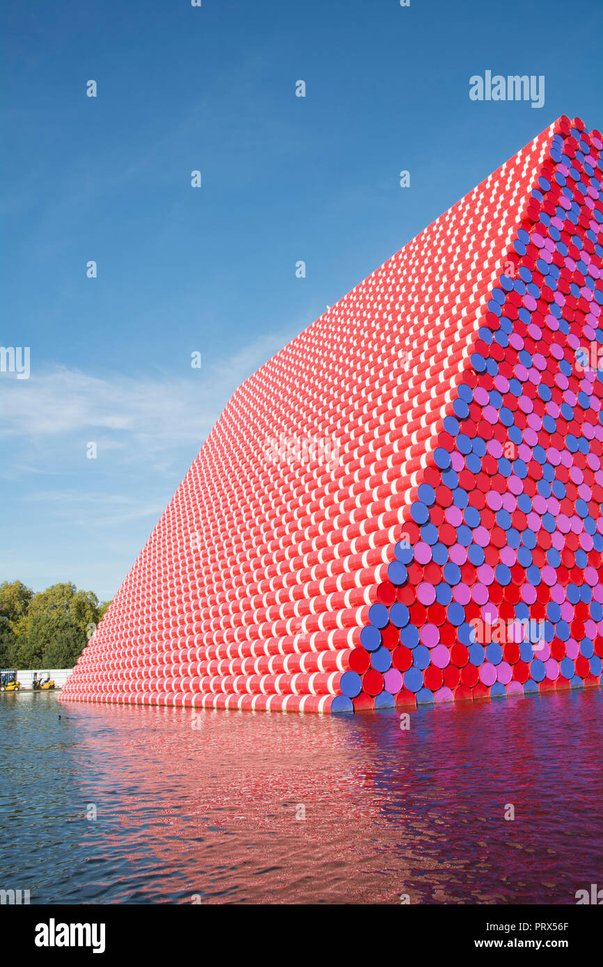 Christo e Jeanne-Claude è la Mastaba di Londra, un 20-metro-alta temporaneo scultura flottante su Londra la serpentina, London, Regno Unito Foto Stock