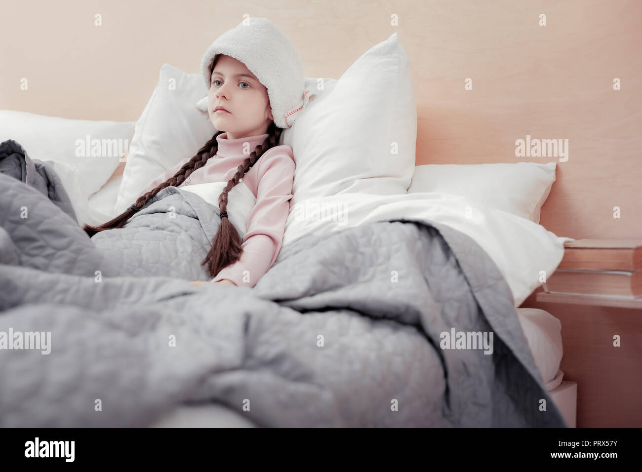 Malati emotionless ragazza distesa a letto Foto Stock