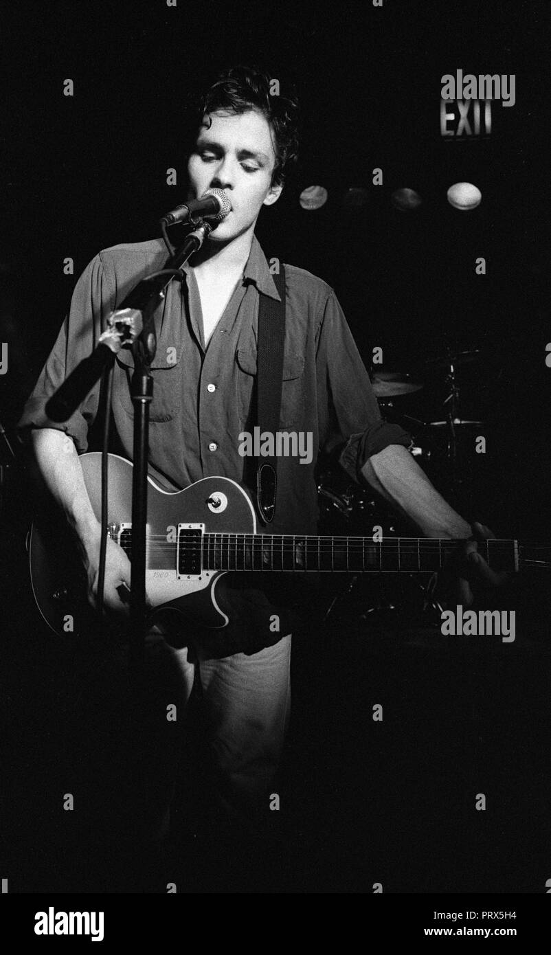 Dean Wareham di Galaxie 500 suonando al Woody's, New York, NY, USA, 16 luglio 1990. Foto Stock