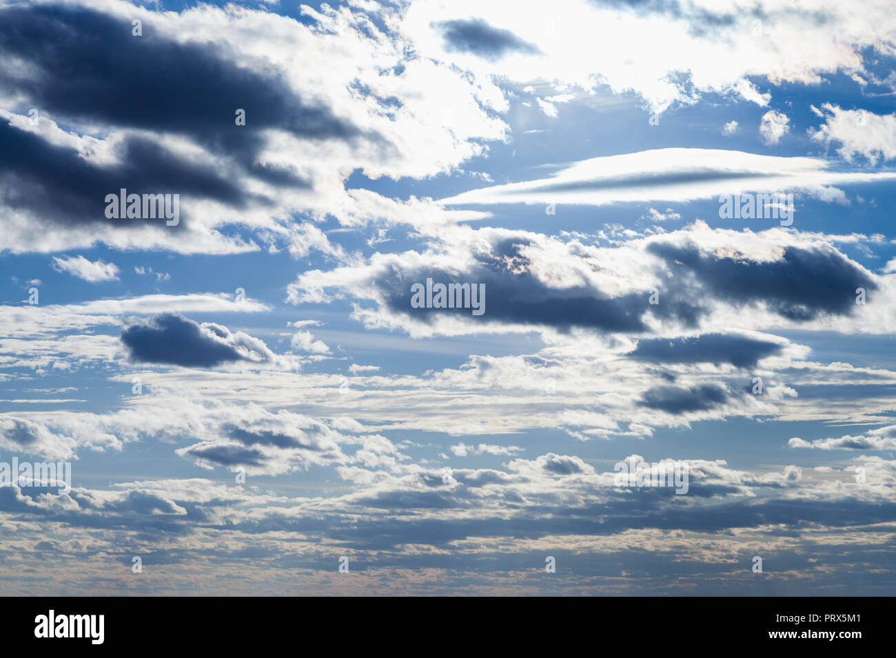 Blu scuro nuvole nel cielo di tramonto in serata autunnale Foto Stock