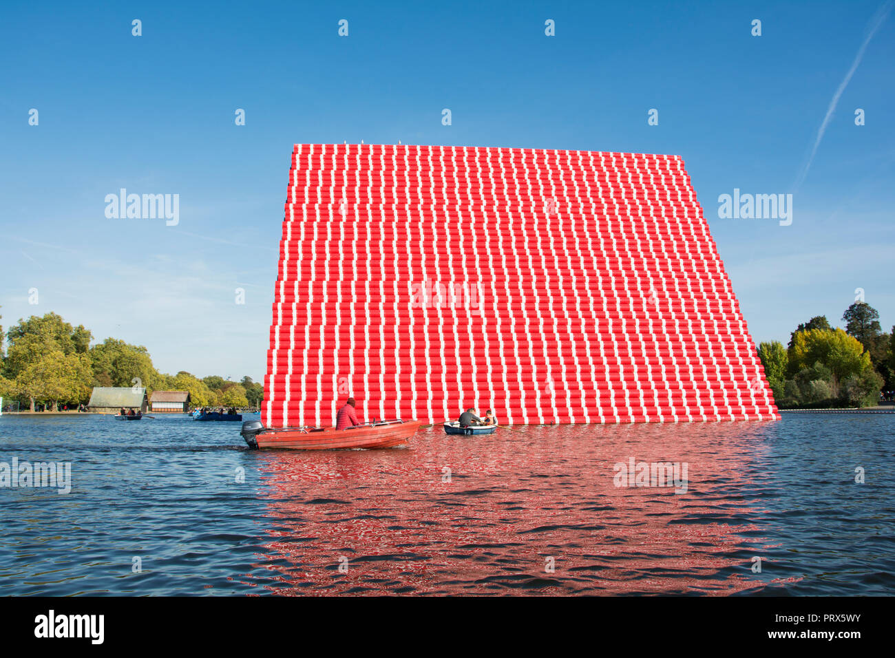 Christo e Jeanne-Claude è la Mastaba di Londra, un 20-metro-alta temporaneo scultura flottante su Londra la serpentina, London, Regno Unito Foto Stock