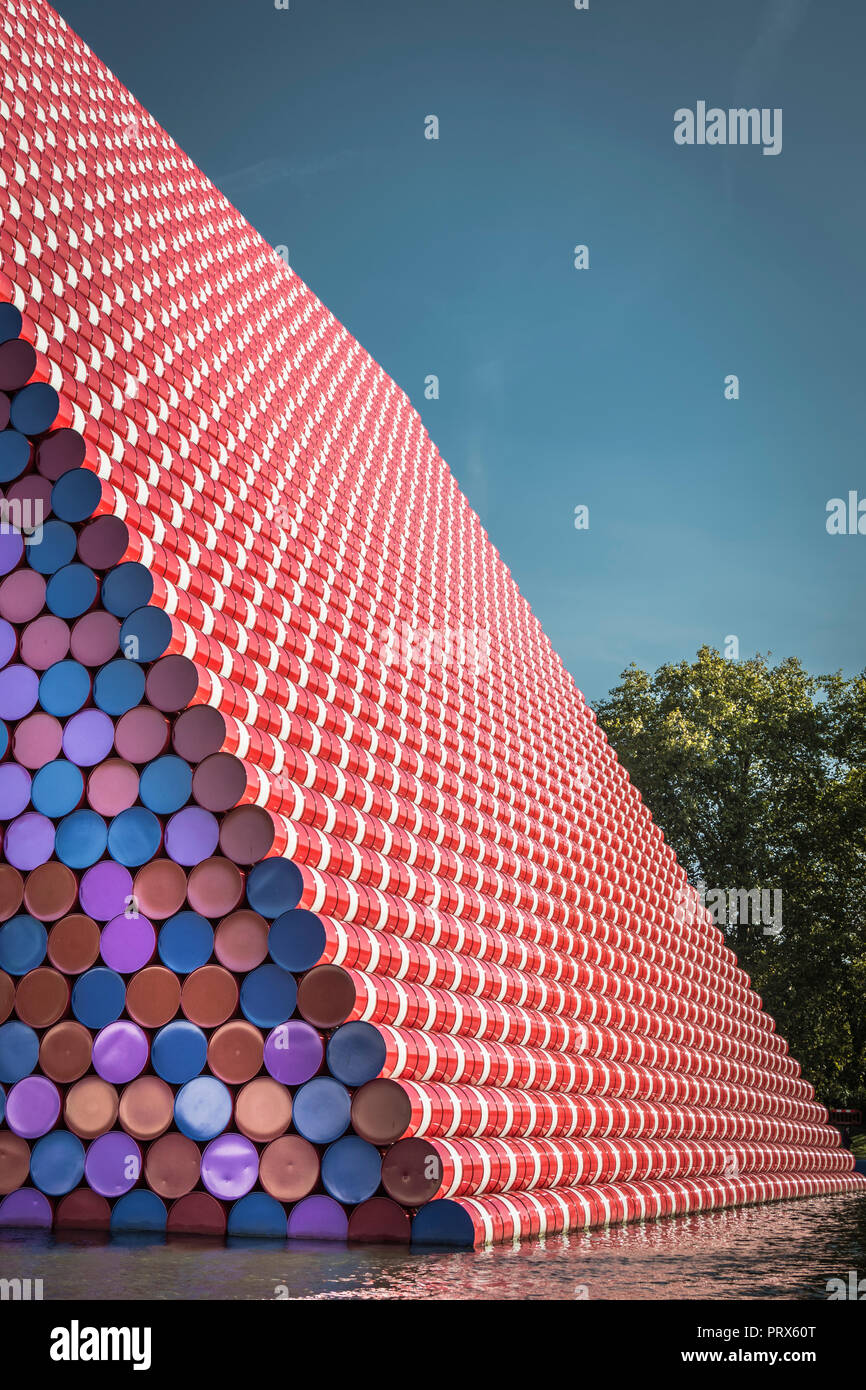 Christo e Jeanne-Claude è la Mastaba di Londra, un 20-metro-alta temporaneo scultura flottante su Londra la serpentina, London, Regno Unito Foto Stock