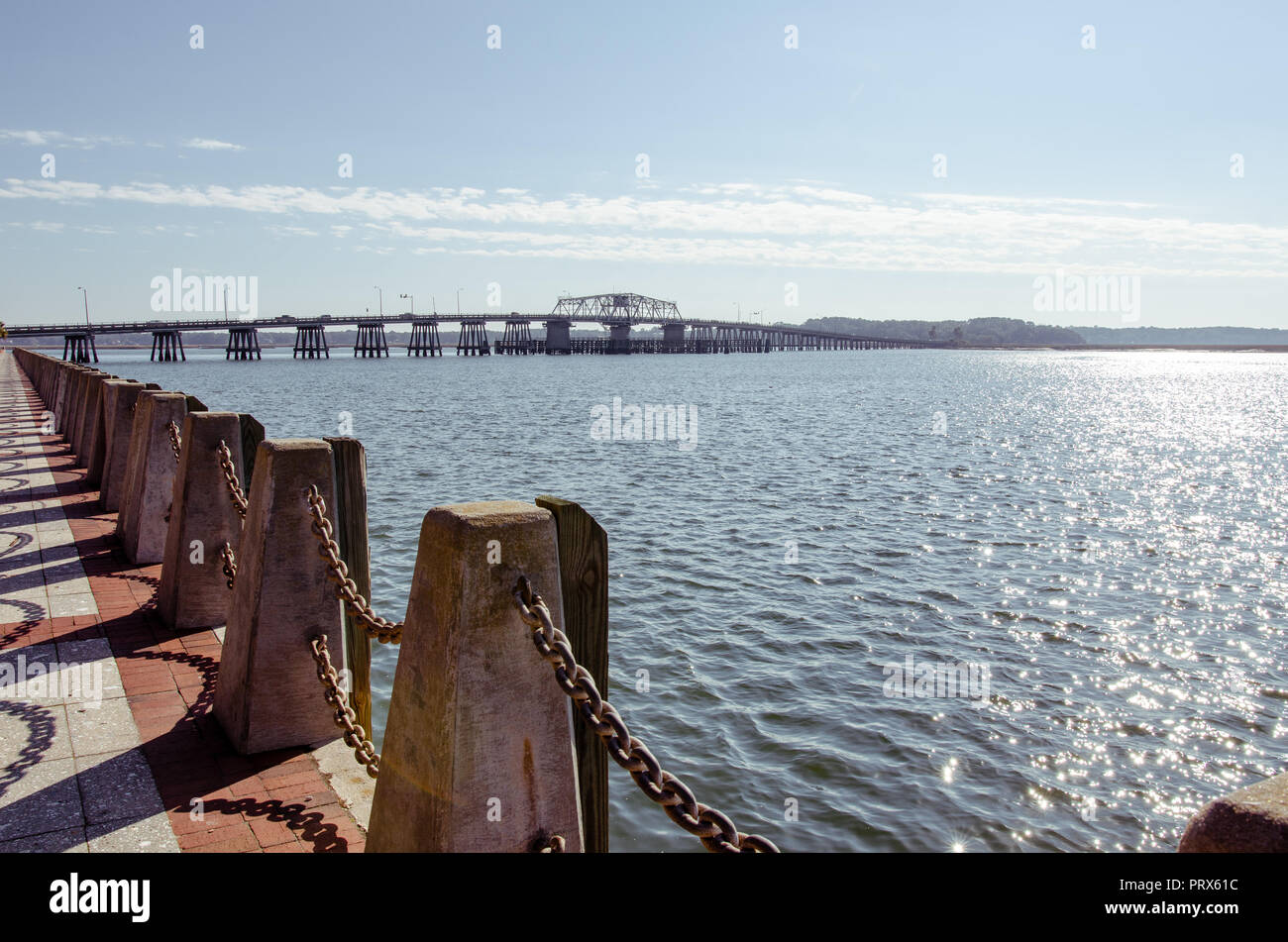 Stazioni docking lungo il molo del Beaufort South Carolina boardwalk, vicino all'Oceano Atlantico in una giornata di sole Foto Stock