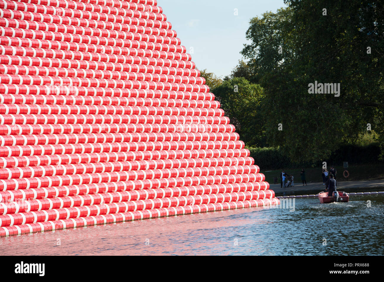 Christo e Jeanne-Claude è la Mastaba di Londra, un 20-metro-alta temporaneo scultura flottante su Londra la serpentina, London, Regno Unito Foto Stock