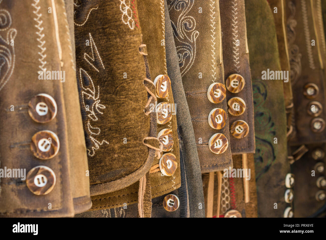 Tradizionale austriaca e lederhosen bavaresi (pantaloni di pelle). Varie  lederhosen appesi in una fila. Primo piano di pulsanti Foto stock - Alamy