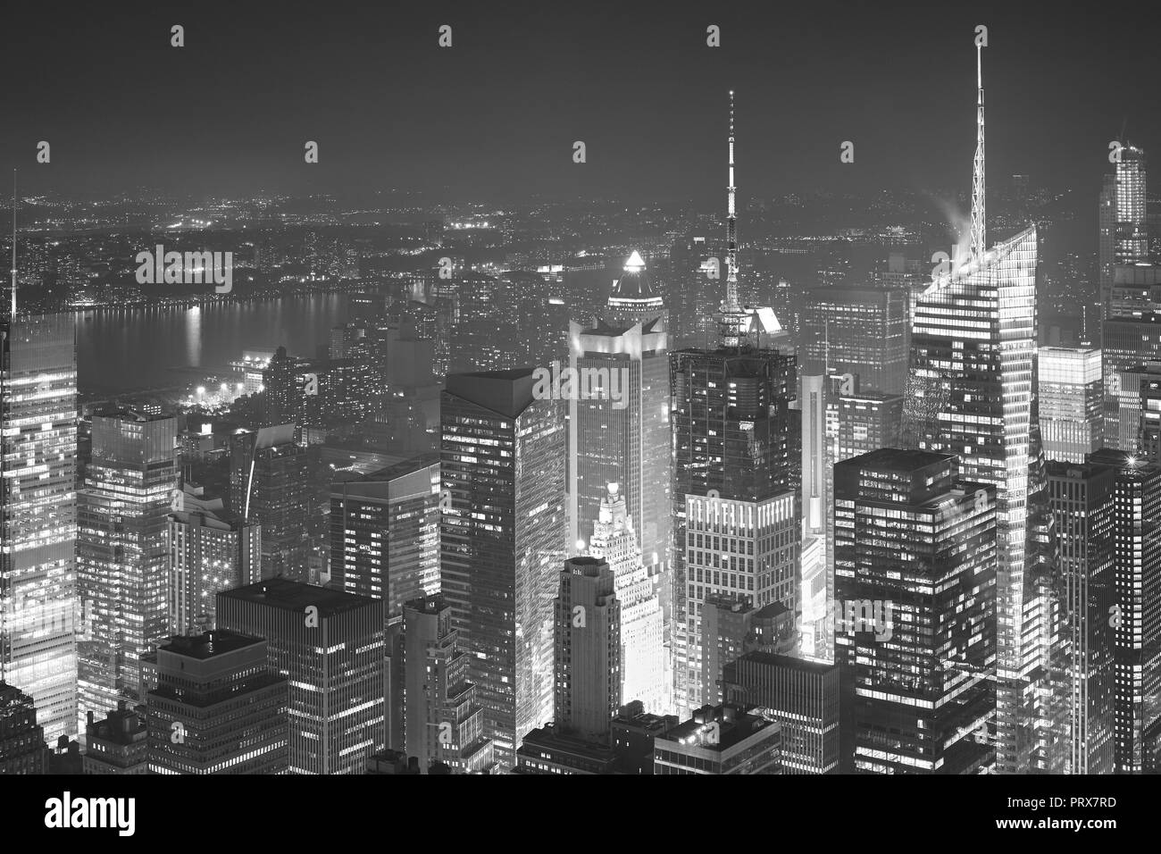 In bianco e nero vista aerea di New York City di notte, STATI UNITI D'AMERICA. Foto Stock