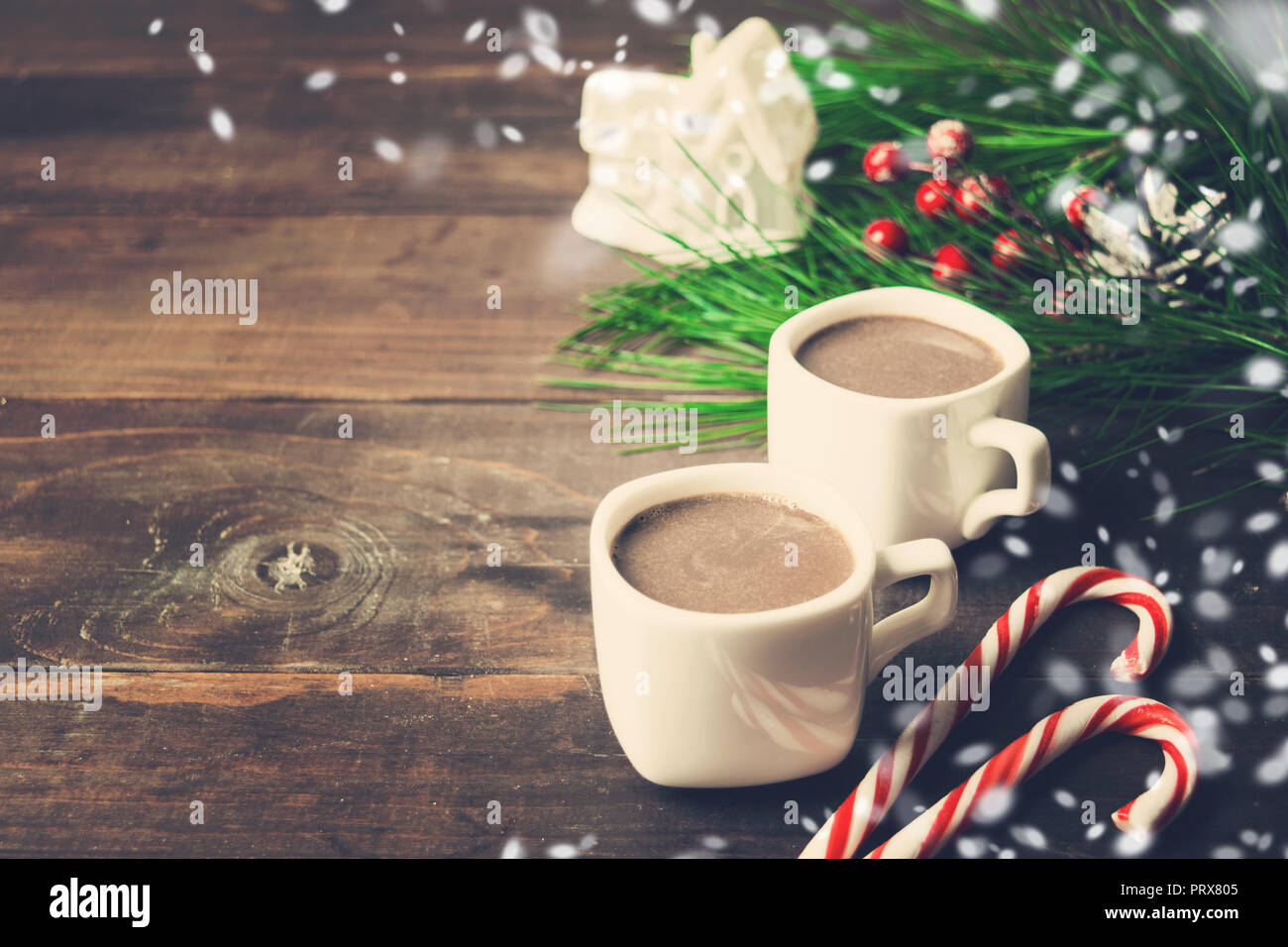 Natale ancora in vita con due tazze di cioccolato e decorazione di Natale con spazio di copia Foto Stock
