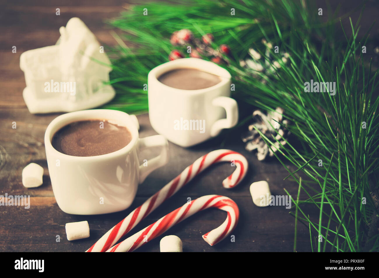 Tonica foto Natale o Capodanno concetto con due bevande calde e la decorazione su sfondo di legno Foto Stock