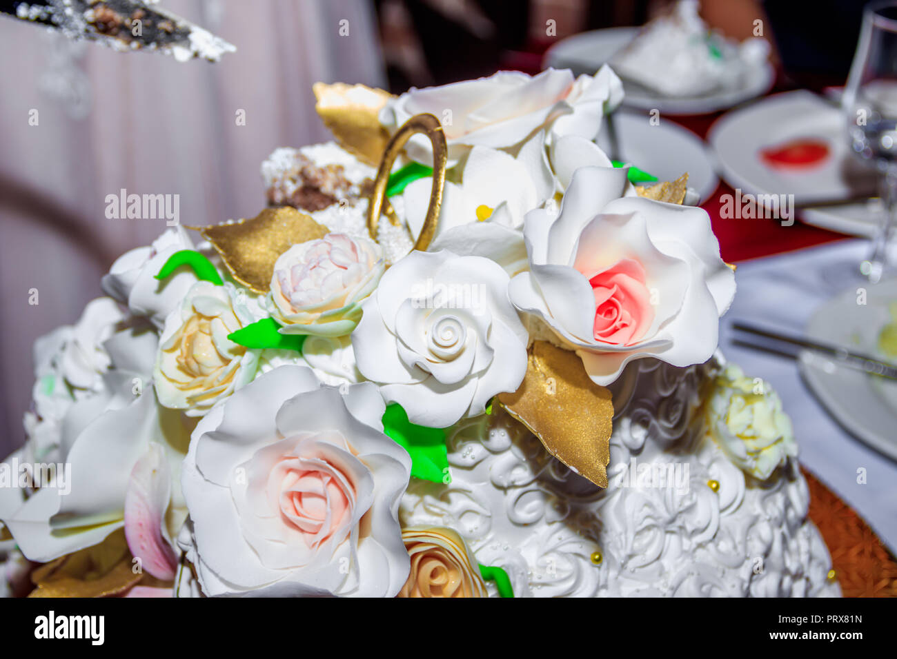 Bianco crema di nozze torta. Decorazioni per matrimoni. La cottura di nozze. Deliziosa torta bianca. Nozze. Celebrazione Foto Stock