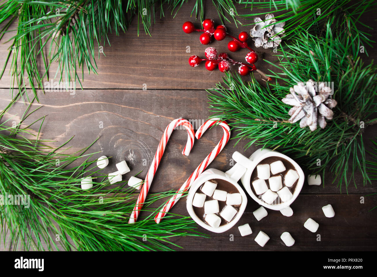 Natale ancora in vita con abete e cioccolata calda con copia spazio su sfondo di legno, vista aerea Foto Stock