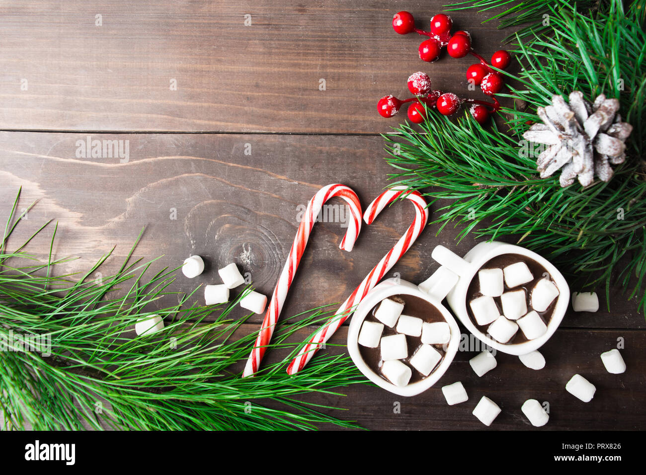 La cioccolata calda con marshmallow con decorazioni su un tavolo di legno con copia spazio, laici piatta Foto Stock