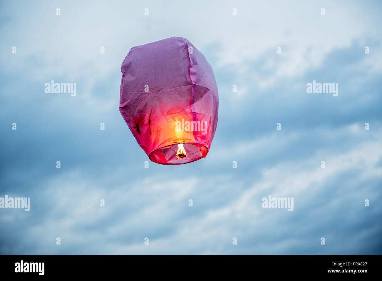 Fuoco palloncino volare lanterne, mongolfiere Lanterna vola in alto  altamente nel cielo Foto stock - Alamy