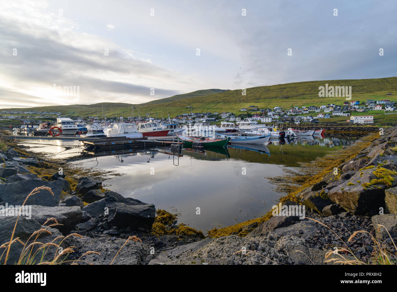 Riflessioni di barche da pesca nelle Isole Faroe Foto Stock
