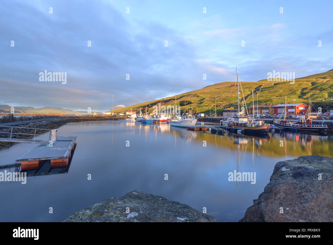 Riflessioni di barche da pesca nelle Isole Faroe Foto Stock