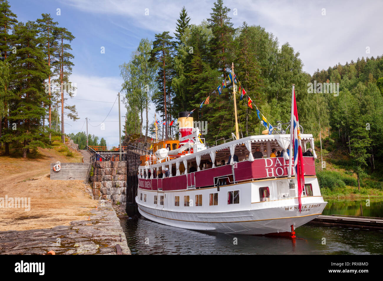 EIDSFOSS, Norvegia - Luglio 18, 2018: M/S Henrik Ibsen ferry boat entrando in camera di bloccaggio a serratura Eidsfoss durante un unico storico viaggio in barca attraverso Foto Stock