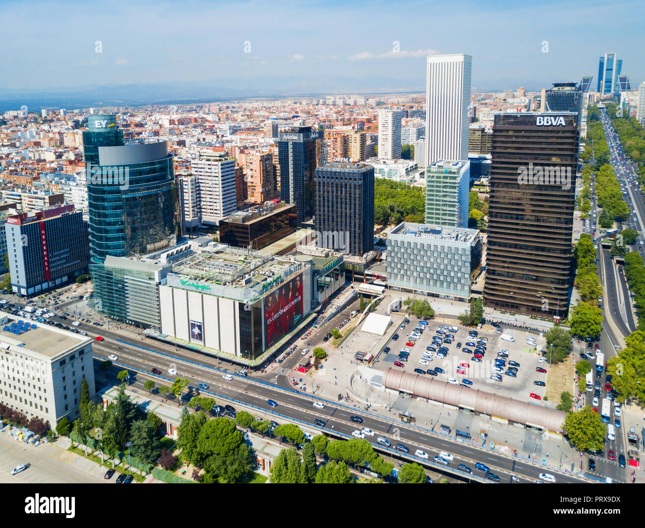 Antenna vista panoramica dei quartieri degli affari di Azca e CTBA a Madrid, Spagna Foto Stock