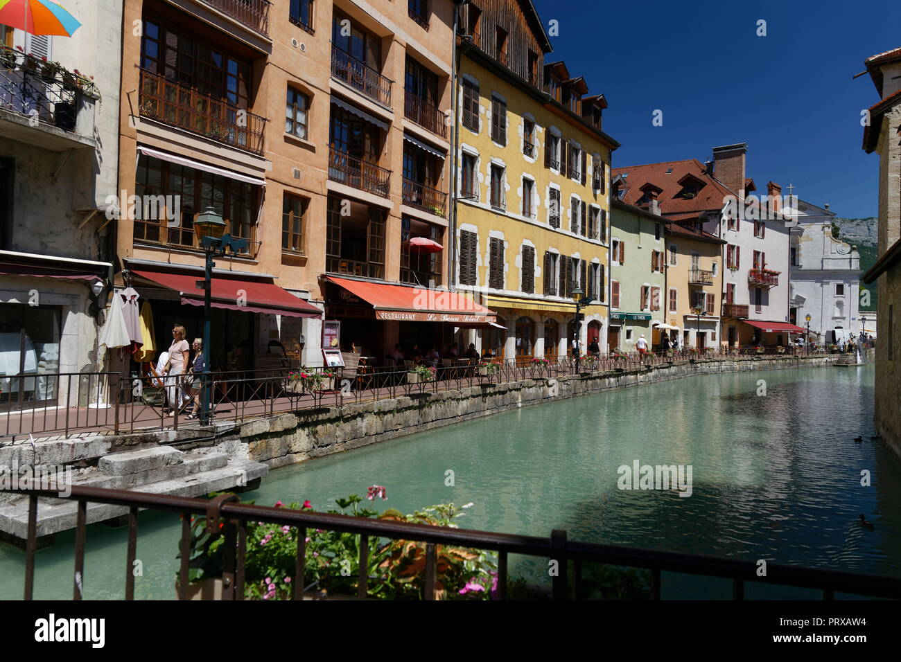 Negozi e caffetterie nei canali di Annecy Francia Foto Stock