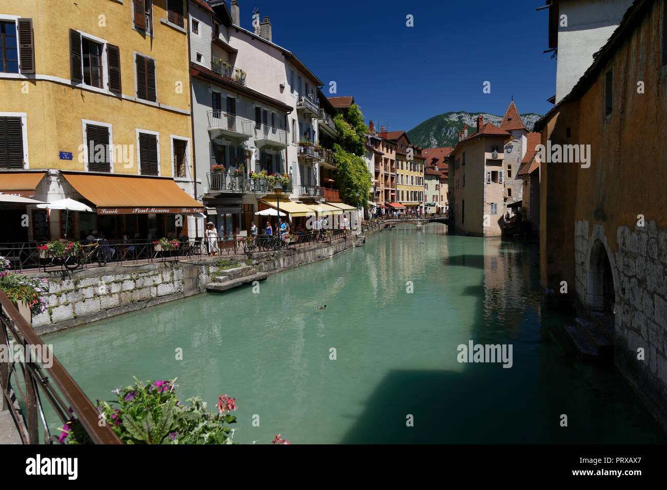 Negozi e caffetterie nei canali di Annecy Francia Foto Stock