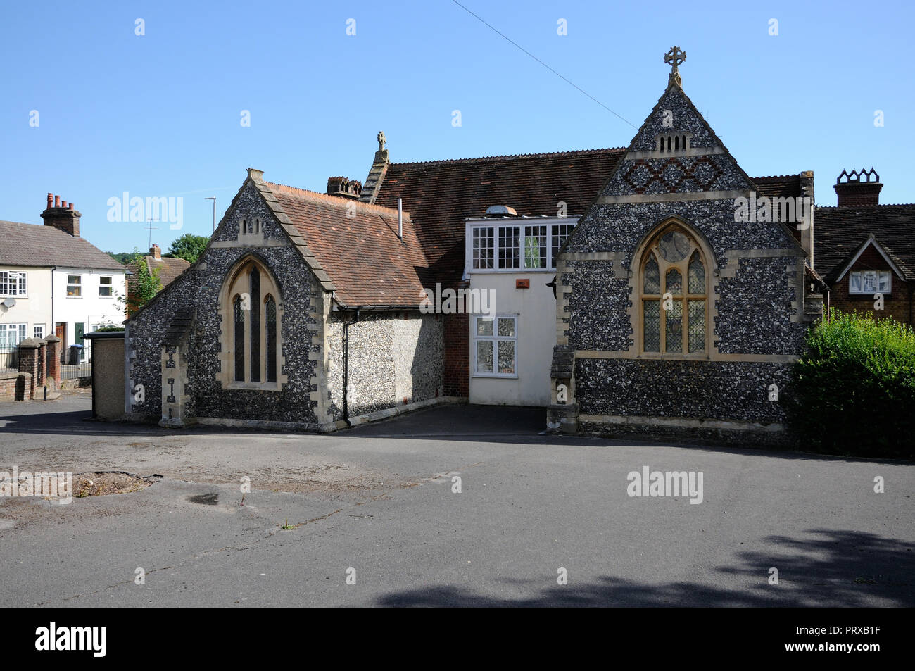 La scuola a Northchurch, Hertfordshire. Eretta nel 1864 è costruito di pietra focaia con medicazioni di pietra su un sito dato da Earl Brownlow. Foto Stock