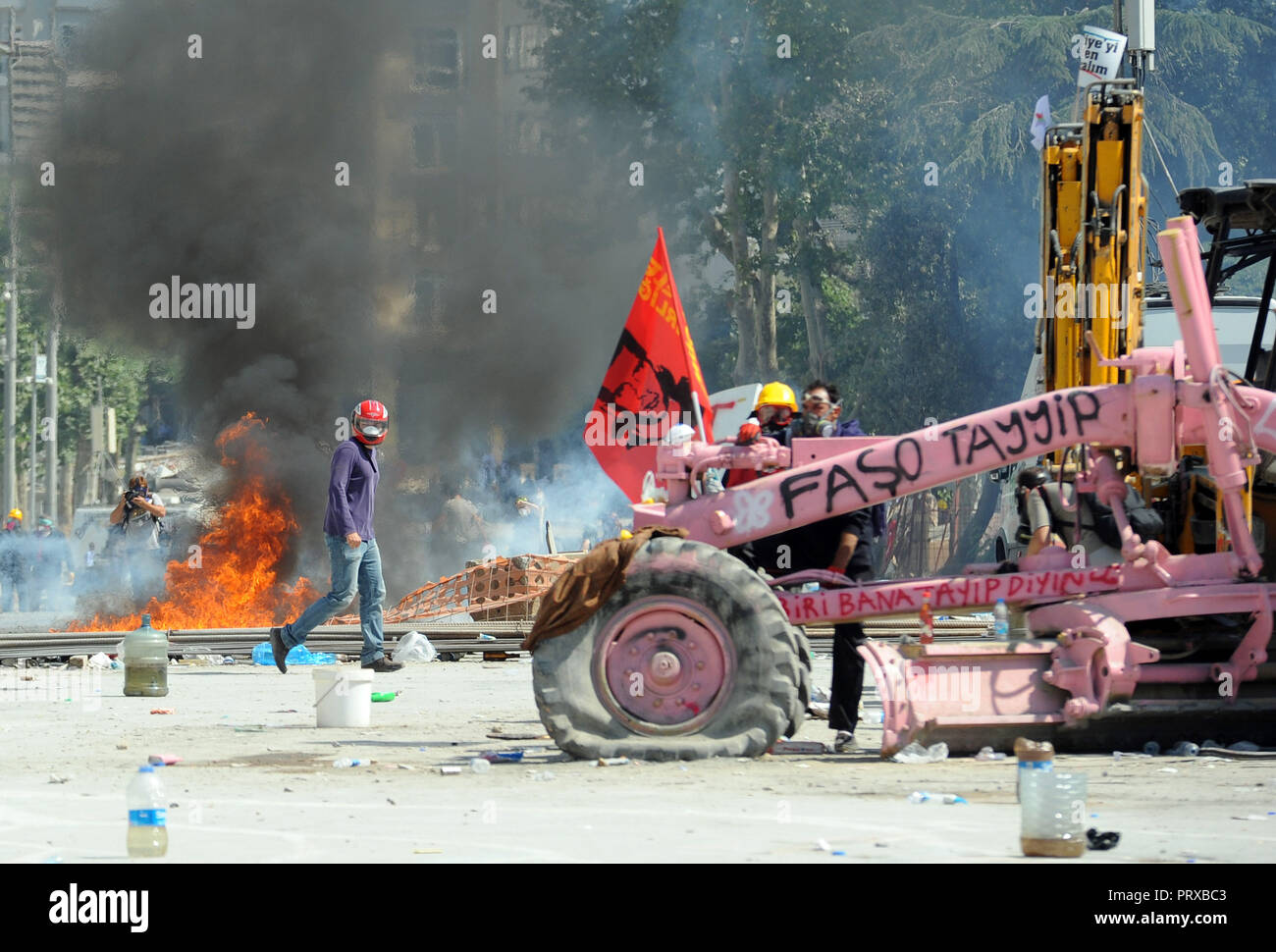 Giugno 11, 2013 - Istanbul, Turchia : Turco le forze di polizia storm con sorpresa piazza Taksim, l epicentro della massa anti-governo protesta per le ultime due settimane. Dopo aver assunto il controllo della piazza, polizia utilizzare altoparlanti per raccontare i manifestanti che essi potrebbero rimanere soltanto nella vicina Gezi park, dove centinaia di manifestanti sono ancora radicata. Des affrontements eclatent lorsque la police turque reprend le controle de la place Taksim, au coeur d'Istanbul, tandis que les manifestants anti-Erdogan occupent toujours le parc Gezi. *** La Francia / NESSUNA VENDITA A MEDIA FRANCESI *** Foto Stock