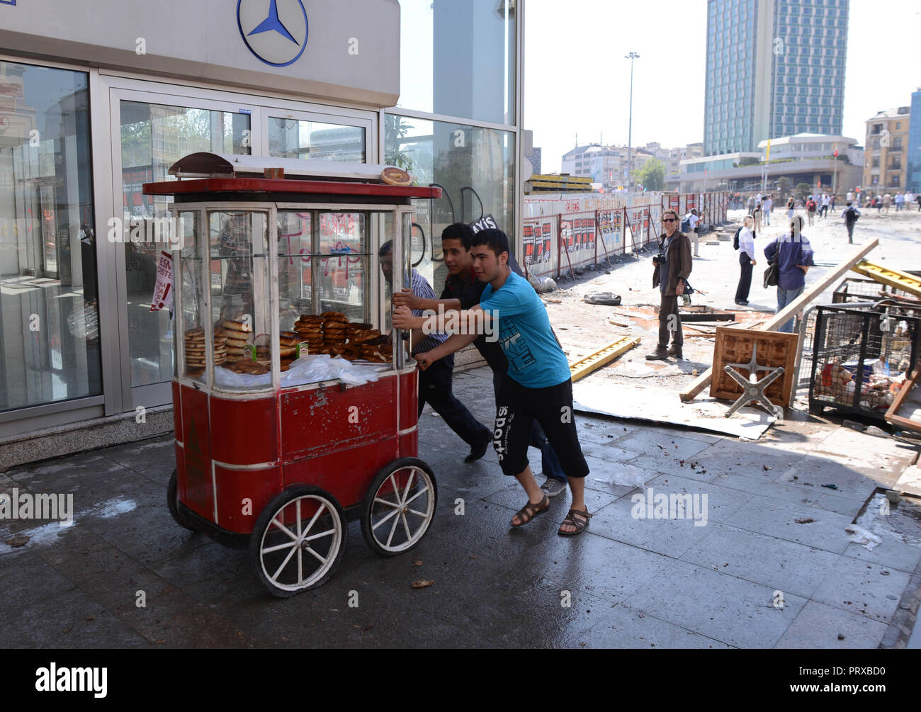 Giugno 11, 2013 - Istanbul, Turchia : Turco le forze di polizia storm con sorpresa piazza Taksim, l epicentro della massa anti-governo protesta per le ultime due settimane. Dopo aver assunto il controllo della piazza, polizia utilizzare altoparlanti per raccontare i manifestanti che essi potrebbero rimanere soltanto nella vicina Gezi park, dove centinaia di manifestanti sono ancora radicata. Des affrontements eclatent lorsque la police turque reprend le controle de la place Taksim, au coeur d'Istanbul, tandis que les manifestants anti-Erdogan occupent toujours le parc Gezi. *** La Francia / NESSUNA VENDITA A MEDIA FRANCESI *** Foto Stock